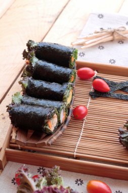 Sebze salatası ile deniz yosunu böreği sarılmış..