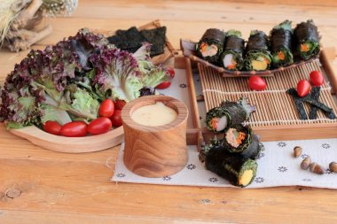 Sebze salatası ile deniz yosunu böreği sarılmış..