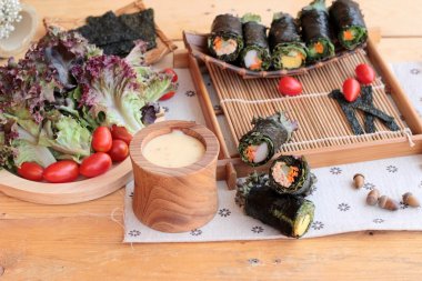 Sebze salatası ile deniz yosunu böreği sarılmış..