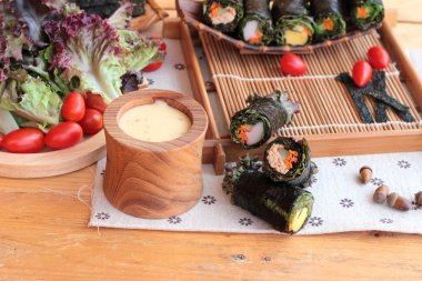 Sebze salatası ile deniz yosunu böreği sarılmış..