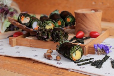 Sebze salatası ile deniz yosunu böreği sarılmış..