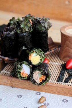 Sebze salatası ile deniz yosunu böreği sarılmış..