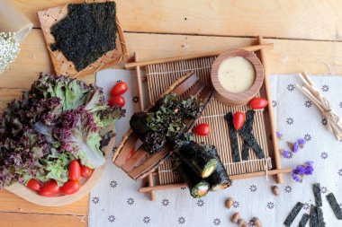 Sebze salatası ile deniz yosunu böreği sarılmış..