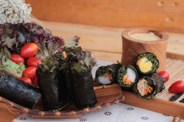 Sebze salatası ile deniz yosunu böreği sarılmış..