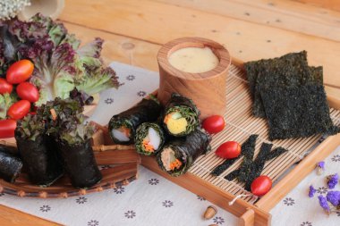 Sebze salatası ile deniz yosunu böreği sarılmış..