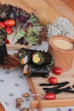 Sebze salatası ile deniz yosunu böreği sarılmış..