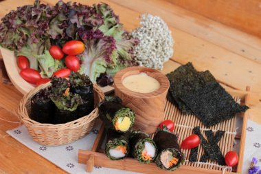 Sebze salatası ile deniz yosunu böreği sarılmış..