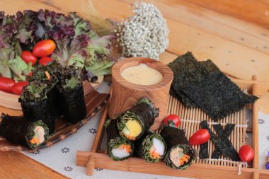 Sebze salatası ile deniz yosunu böreği sarılmış..