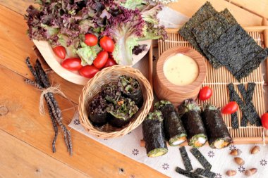 Sebze salatası ile deniz yosunu böreği sarılmış..