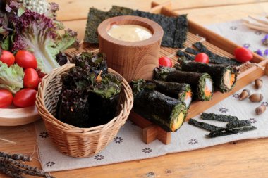 Sebze salatası ile deniz yosunu böreği sarılmış..