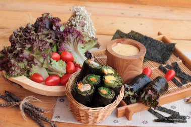 Sebze salatası ile deniz yosunu böreği sarılmış..