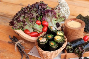 Sebze salatası ile deniz yosunu böreği sarılmış..