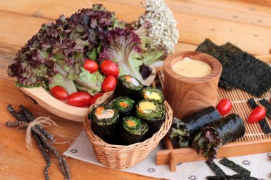 Sebze salatası ile deniz yosunu böreği sarılmış..