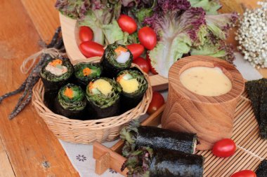 Sebze salatası ile deniz yosunu böreği sarılmış..