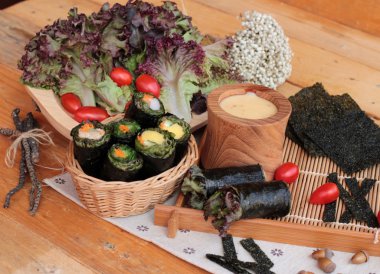 Sebze salatası ile deniz yosunu böreği sarılmış..