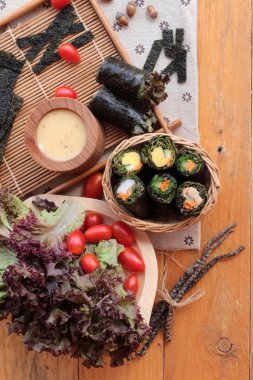 Sebze salatası ile deniz yosunu böreği sarılmış..