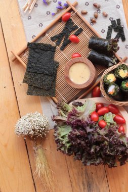 Sebze salatası ile deniz yosunu böreği sarılmış..