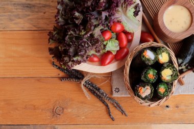 Sebze salatası ile deniz yosunu böreği sarılmış..