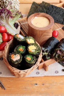 Sebze salatası ile deniz yosunu böreği sarılmış..