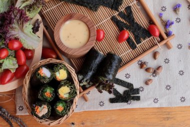 Sebze salatası ile deniz yosunu böreği sarılmış..