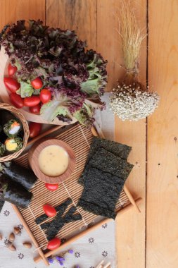 Sebze salatası ile deniz yosunu böreği sarılmış..