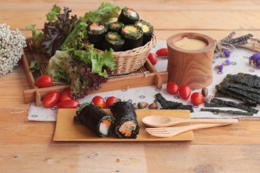 Sebze salatası ile deniz yosunu böreği sarılmış..