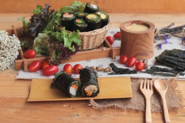 Sebze salatası ile deniz yosunu böreği sarılmış..