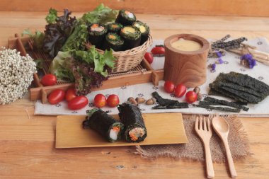 Sebze salatası ile deniz yosunu böreği sarılmış..