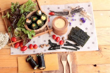 Sebze salatası ile deniz yosunu böreği sarılmış..