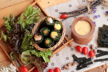 Sebze salatası ile deniz yosunu böreği sarılmış..