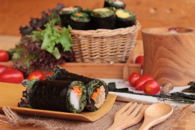 Sebze salatası ile deniz yosunu böreği sarılmış..