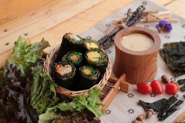 Sebze salatası ile deniz yosunu böreği sarılmış..