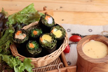 Sebze salatası ile deniz yosunu böreği sarılmış..