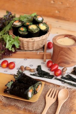 Sebze salatası ile deniz yosunu böreği sarılmış..