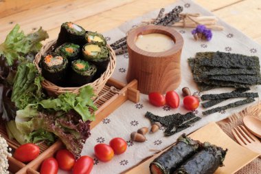 Sebze salatası ile deniz yosunu böreği sarılmış..