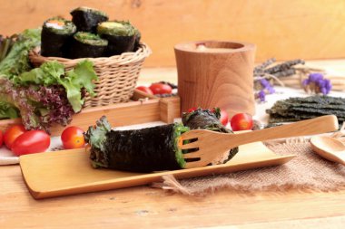 Sebze salatası ile deniz yosunu böreği sarılmış..