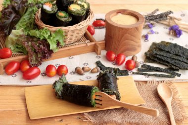 Sebze salatası ile deniz yosunu böreği sarılmış..