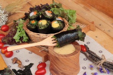 Sebze salatası ile deniz yosunu böreği sarılmış..