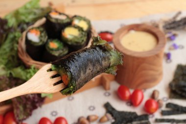 Sebze salatası ile deniz yosunu böreği sarılmış..