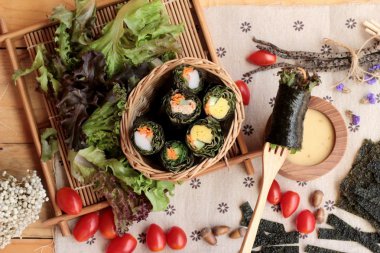 Sebze salatası ile deniz yosunu böreği sarılmış..