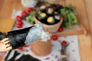 Sebze salatası ile deniz yosunu böreği sarılmış..