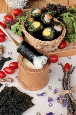 Sebze salatası ile deniz yosunu böreği sarılmış..