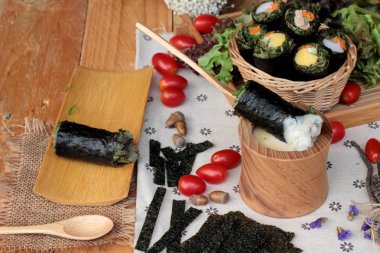 Sebze salatası ile deniz yosunu böreği sarılmış..