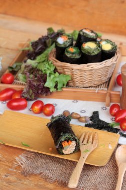 Sebze salatası ile deniz yosunu böreği sarılmış..