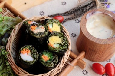 Sebze salatası ile deniz yosunu böreği sarılmış..