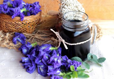 Su ve taze anchan çiçekler mor çiçekli Anchan.