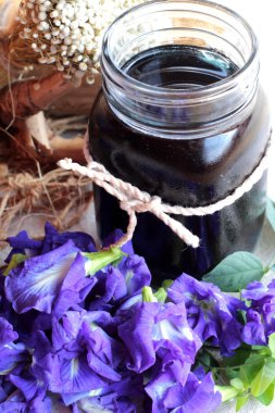 Su ve taze anchan çiçekler mor çiçekli Anchan.