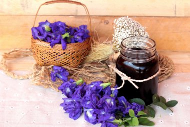 Su ve taze anchan çiçekler mor çiçekli Anchan.