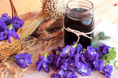 Su ve taze anchan çiçekler mor çiçekli Anchan.