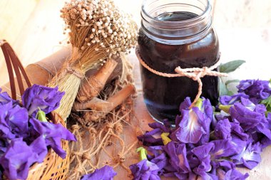 Su ve taze anchan çiçekler mor çiçekli Anchan.